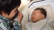 五岁哥哥和刚满月的小妹妹聊天，说不明白加听不懂，竟然聊得起劲