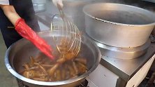 卤猪蹄、猪尾、猪头肉等，过程很干净，值得品尝