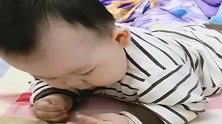 才10个月的宝宝，这小手指在算什么呢，太可爱了！