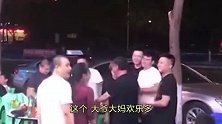 爆笑：大哥大姐欢乐多，直接在大排档蹦起迪来了