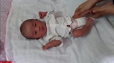 【出生第15天】金牌月嫂给宝宝做被动按摩操，身体发育快！