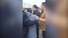 河南一商贩开车冲撞执法人员致5伤 涉事人已被控制