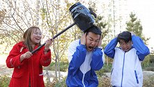 师生玩萝卜蹲游戏，输了要被惩罚，不料阿宝遭遇“连环锤”暴击