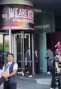 当洪明甫出来时，球迷大声要求他辞职，但洪明甫看了一眼便直接走了