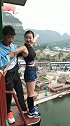 小姐姐来蹦极，身材苗条的她真勇敢，站在蹦极台还能笑得出来！