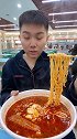 大学食堂的煮方便面，14.6元一份不便宜啊大学食堂方便面
