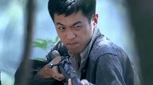 两军树林中对战，万万没想到小伙竟是神枪手，一枪一个杀了敌人