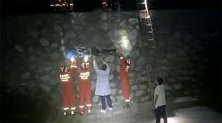 江西萍乡：汽车坠下3米河床“四脚朝天” 消防垂直吊升营救