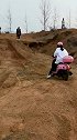 小姐姐胆真大，骑着踏板也敢来越野，真是大开眼界！