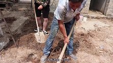 农村小伙旧房改造第39天，和工人们一起挖下水道，真是太开心了
