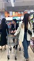 和我在一起还敢看美女