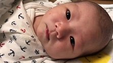 被1个月大的宝宝这样盯着看，心都会被萌到化掉！