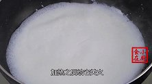 把玉米面倒进滚开的牛奶里面，筷子搅一搅，瞬间变美食，香甜美味