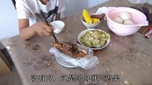 娘俩吃午饭徐霞买回大骨头一荤一素吃得香，儿子直说就是肉少点了