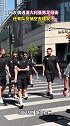 网友偶遇澳大利亚男足逛街 还有队员抽空去理发