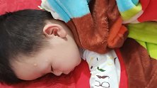 小宝宝睡觉流汗了，妈妈依旧给宝宝盖那么多被子，看了真让人着急