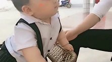 老公出差刚回来想亲亲宝宝，接下来的反应绝了，你是亲还是咬啊