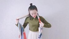 丝巾颜色太艳丽就会俗气？这款百搭系法，配衣服不挑颜色