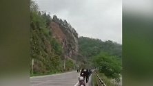 湖南宁乡山体崩塌瞬间：10秒内烟尘四起 公路被阻断