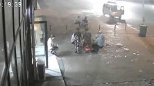 小车失控冲向路边 吃夜宵人群瞬间被冲散致1死1伤