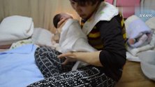 婆婆传授给新手妈妈三种正确的拍嗝方法，看过之后感觉受益匪浅！