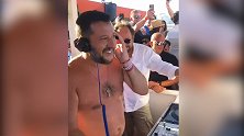动次打次！意大利副总理参加比基尼音乐节 光着膀子客串DJ