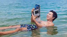 中国情侣跑来约旦死海边，体验漂浮看书的感受，真的很好玩