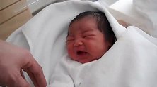 出生第1天的小宝宝，爸爸摸一摸就不耐烦，人小脾气可不小