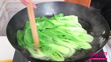 炒青菜也有窍门，加上一勺它，色泽透亮、口感脆爽，简单又营养