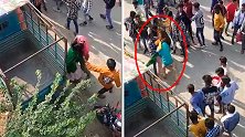 印度一名年轻女子众目睽睽之下遭性骚扰 多人被逮捕