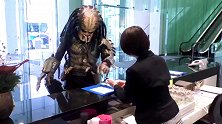 小哥恶作剧：扮演铁血战士去上班，摘下面具后前台一脸懵圈！