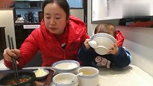 妈妈带16个月的宝宝在餐馆吃饭真的很爽，宝宝完全不用妈妈照顾