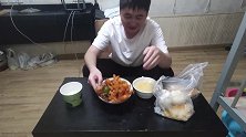 16元两份菜,糖醋里脊和鸭肉.小胖吃大学美食,食堂还剩下多少