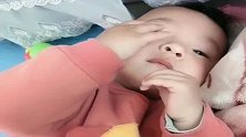 一听说要睡觉，儿子立刻做出这种行为，不愧是妈妈带出来的！