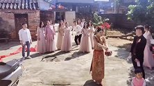广东雷州：新娘扔捧花众人争抢，结果却落在了她的手中