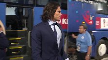 乌拉圭大巴抵达罗斯托夫球场 苏亚雷斯露迷之微笑