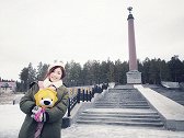 打卡叶卡捷琳堡郊外分界碑 美女主持现场秒跨欧亚大陆