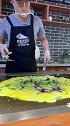 10块一份的煎饼果子，老板太实惠了，这颗蛋都值200块