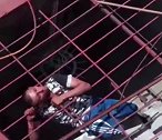 墨西哥：笨贼！一小偷头被卡栏杆中，警方救援后将其逮捕