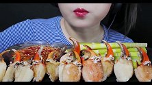 小姐姐吃蟹搭配嫩笋，荤素搭配，看着就想吃呀
