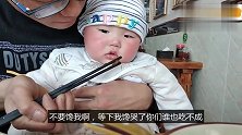 5个多月宝宝佛系吃面，爸爸吃宝宝闻，小家伙馋的口水直流