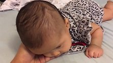 4个月小宝宝佛系学抬头，撑一下马上就想放弃，太搞笑了