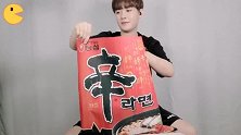 韩国帅姐姐泡面就要吃最大包的，比脸大的面饼，一个吃五顿！
