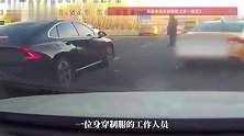 哈尔滨一黑色轿车撞倒人后拖行数米，出租车将其逼停，警方回应