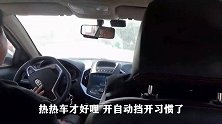 和卖车小哥一起来挂牌，二手车也挺省事，看看选的什么号，真高兴