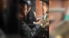 黄渤和的士司机兑换现金，和司机学习手机付款，一脸好奇有点萌