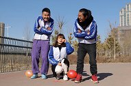 室外游戏踩气球，学渣组队欺负女学霸，老师竟让学渣跑50圈