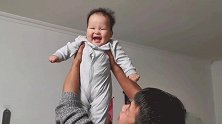 七个月女宝学会粘人，爸爸抱着，笑的像个女汉子，留住这美好瞬间