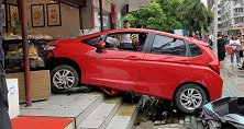 江苏一轿车失控一头“栽”进路边店铺 4名路人惊险躲过一劫