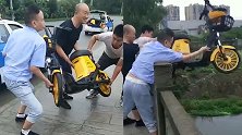 四川广汉共享电动车被扔下河，警方：4名涉事出租车司机被抓